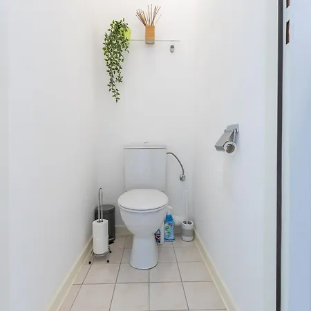 Cozy 1-bedroom With Sea View شقة