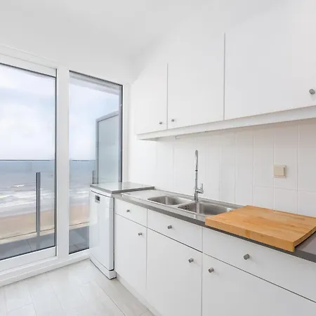 Cozy 1-bedroom With Sea View *